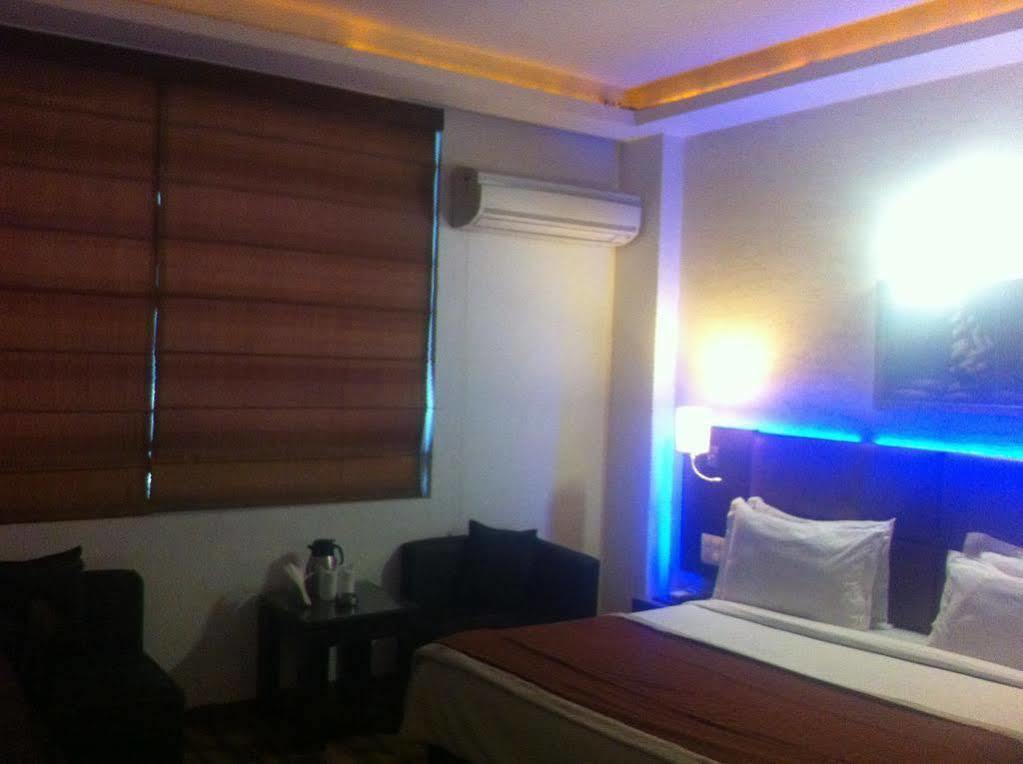 Beyond Hotel Ню Делхи Екстериор снимка