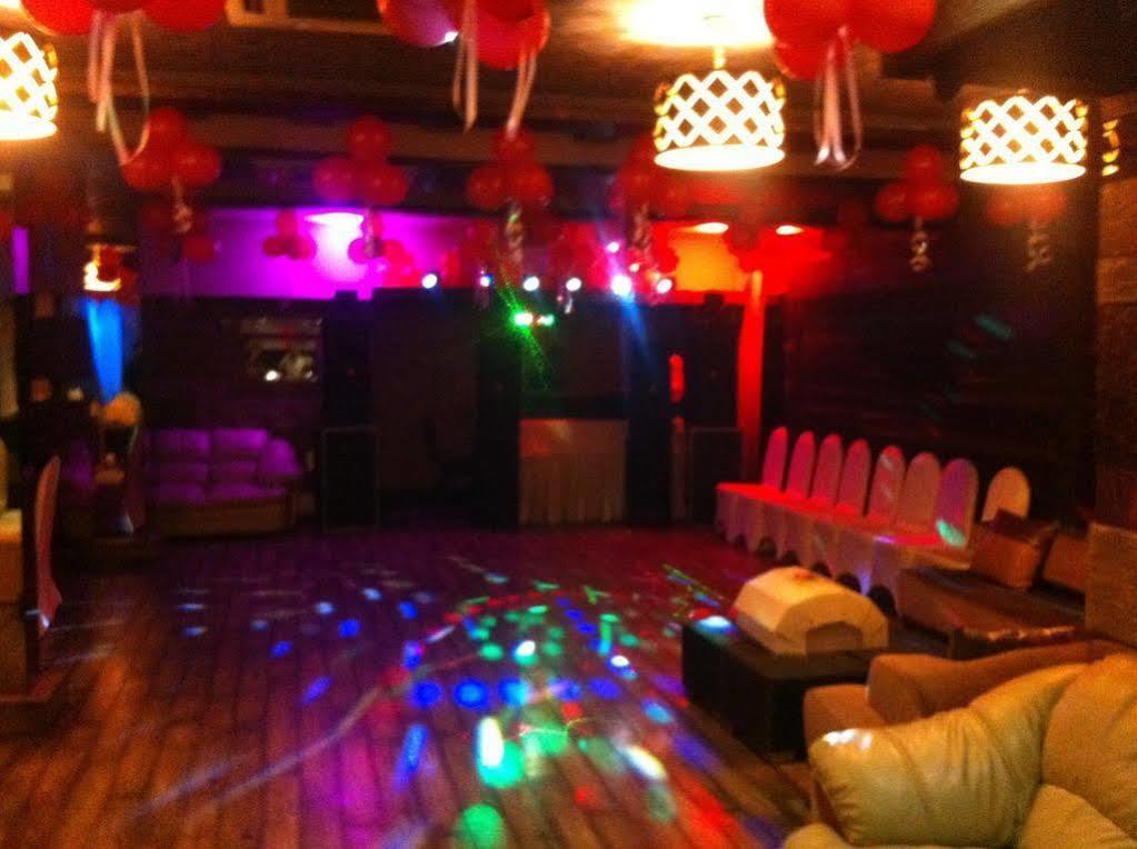 Beyond Hotel Ню Делхи Екстериор снимка