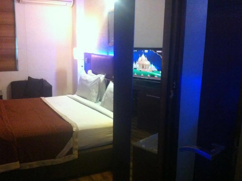 Beyond Hotel Ню Делхи Екстериор снимка